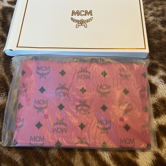 MCM Pink Clutch - Picture 4 of 9